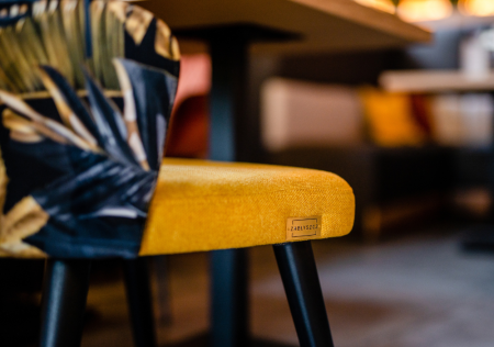 DESIGNERSKIE-KRZESŁO TAPICEROWANE - FAWARIS.png