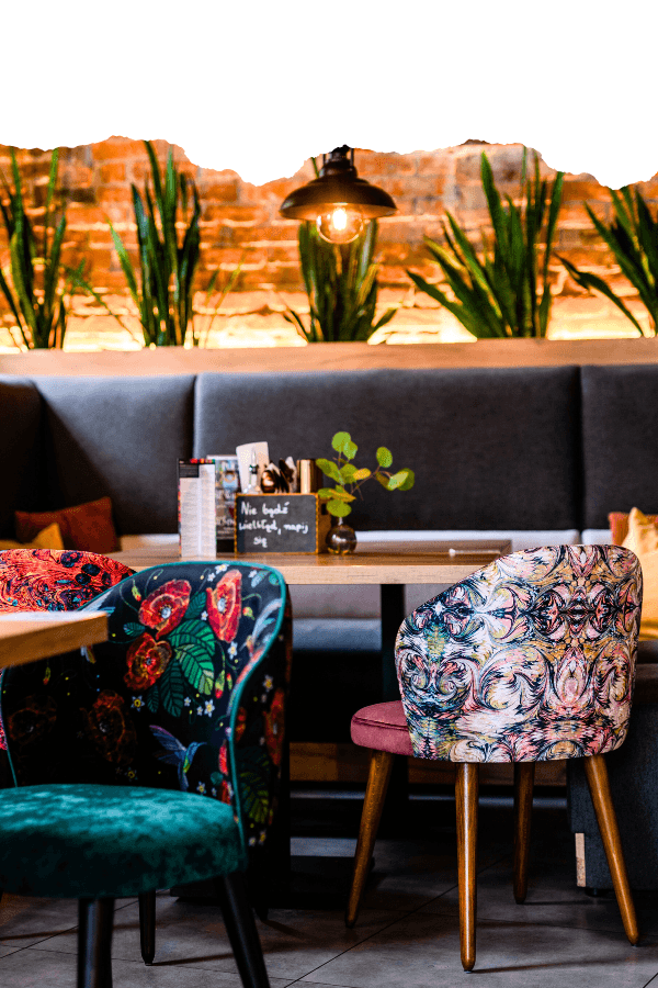 Stylowe krzesła i pufy